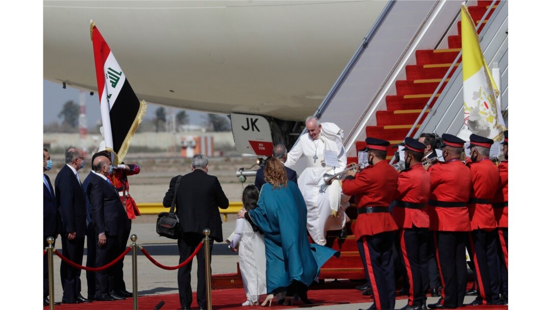 Paus Fransiskus tiba di bandara internasional Baghdad, Irak, Jumat, 5 Maret 2021.
