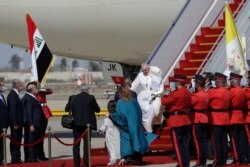 Paus Fransiskus tiba di bandara internasional Baghdad, Irak, Jumat, 5 Maret 2021.