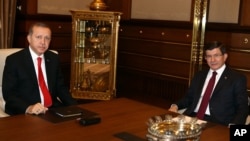 Turkiya Prezidenti Rajab Toyib Erdog'an (chapda) va Bosh vaziri Ahmet Dovuto'g'li, Anqara, 25-avgust, 2015-yil