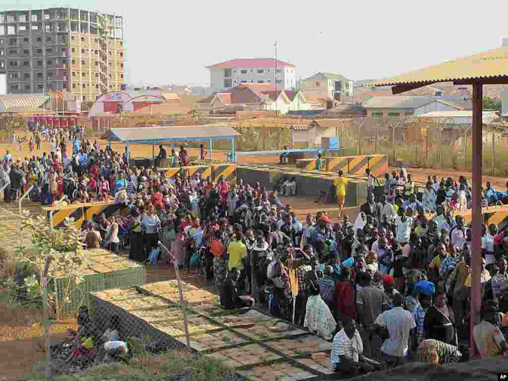 Raia wakiwasili katika eneo la ofisi za UNMISS karibu na uwanja wa ndege wa Juba kuomba hifadhi, Dec. 17, 2013. (UNMISS)