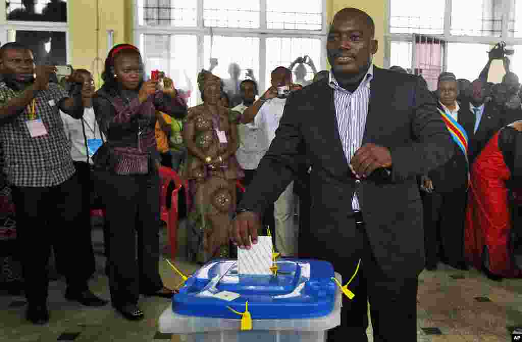 Congolese president Joseph Kabila casts his ballot in the country's presidential election at a polling station in Kinshasa, Democratic Republic of Congo, November 28, 2011. (AP)