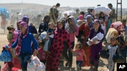 Phụ nữ và trẻ em tỵ nạn người Syria tập trung tại biên giới ở Suruc, Thổ Nhĩ Kỳ, 20/9/2014.