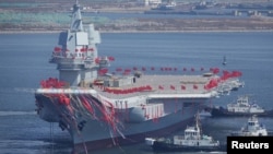 26일 중국 랴오닝성 다롄에서 중국군이 처음으로 독자
개발한 항공모함의 진수식이 열렸다.