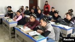 Para mahasiswa Muslim Uighur mengikuti kelas di Institut Islam Xinjiang, dalam sebuah acara yang diatur oleh pemerintah China, di kota Urumqi, Xinjiang, 3 Januari 2019.
