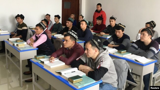 新疆政府为一小批外国记者组织了对乌鲁木齐一个“再教育营”的参观.维吾尔穆斯林学生正在上课。（2019年1月3日） 