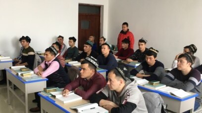 Người Duy Ngô Nhĩ tham dự một lớp học ở một trại cải huấn ở Tân Cương