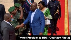Président Félix Tshisekedi na molongani na ye bazali kopesa mbote yambo na kozuwa mpepo na Aéroport ya N'Djili, Kinshasa, 24 mai 2019. (Twitter/Présidence RDC)