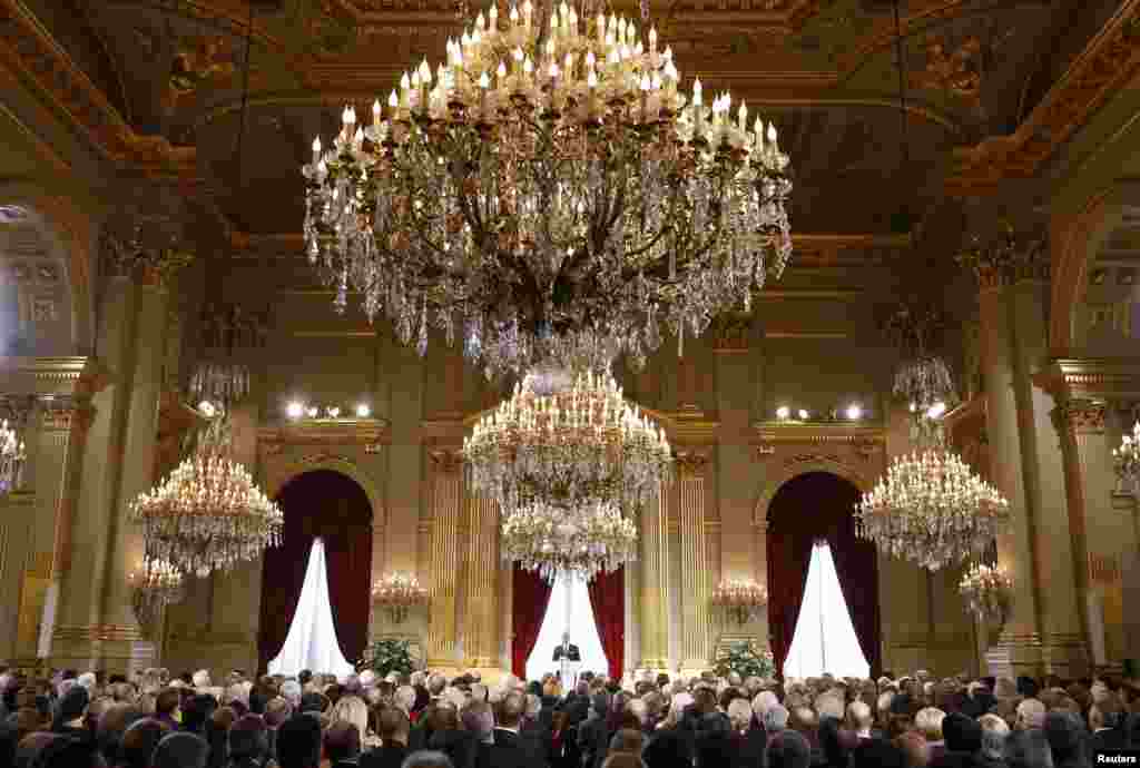Raja Belgia Philippe (belakang) memberikan pidato pada acara bersama perwakilan internasional di istana kerajaan di Brussels, Belgia.