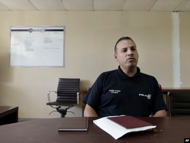 Inspector Elexis Torres, es entrevistado en Carolina, Puerto Rico. Torres lidera una unidad que investiga ocho homicidios en un área de clase trabajadora. Enero 9 de 2018.