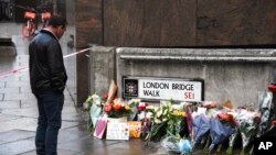 Lulet e vendosura në urën e Londrës pas sulmit terrorist me thikë të 1 dhjetorit 2019