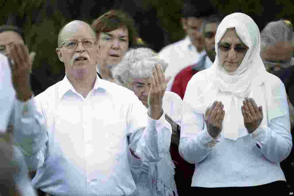 Ed dan Paula Kassig, di depan, berdoa untuk anak mereka Abdul-Rahman Kassig di Butler University di Indianapolis, Indiana, pada 8 Oktober 2014.