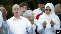 Ed na Paula Kassig, wakisali katika ibada ya kumwombea mtoto wao Abdul-Rahman Kassig katika chuo kikuu cha Butler huko Indianapolis, Indiana, on Oct. 8, 2014.