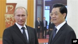Chinese President Hu Jintao (r) and Russian Prime Minister Vladimir Putin pose prior to the talks at the Great Hall of the People in Beijing, China, Oct. 12, 2011