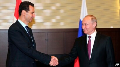 Tổng thống Nga Vladimir Putin bắt tay Tổng thống Syria Bashar al-Assad tại cuộc họp ở khu nghỉ mát Sochi trên bờ Biển Đen, Nga, ngày 17/5/2018.