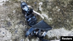 Unos zapatos de mujer abandonados en una calle de Quezaltepeque, El Salvador. July 2, 2013. Pertenecen a Rosivel Elizabeth Grande, asesinada por un hombre no identificado que le disparó cinco veces cuando ella iba a su trabajo en una maquiladora en San Salvador.