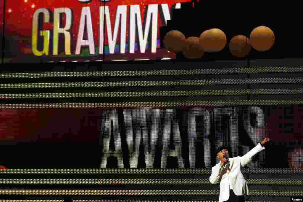 Pembawa acara LL Cool J pada acara tahunan Grammy Awards di Los Angeles, California (10/2).