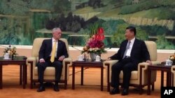 시진핑 중국 국가주석(오른쪽)이 27일 짐 매티스 미 국방장관과 베이징 인민대회당에서 만나 회담하고 있다. 