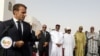 Le président français Emmanuel Macron prononce un discours lors d'une conférence de presse à l'ouverture d'une réunion des forces du G5 Sahel à Nouakchott en Mauritanie le 2 juillet 2018. 