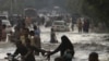 کراچی میں موسلادھار بارش کے باعث زندگی مفلوج