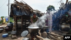 Une femme de la communauté baoulé prépare la nourriture lors des célébrations dans le village d'Assounvoue, en Côte d'Ivoire, le 1er avril 2018.