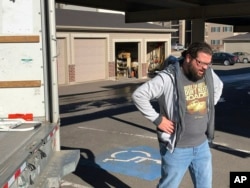 George Jankowski, a furloughed U.S. Department of Agriculture worker, helps a friend move out of an apartment in Cheyenne, Wyoming, Jan. 14, 2019.