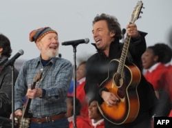 FILE - U.S. singers Pete Seeger (L) and Bruce Springsteen (R) performing during the “We are One” Inaugural Celebration at the Lincoln Memorial on Jan. 18, 2009, in Washington, D.C.