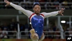 Vận động viên Mỹ Simone Biles trình diễn trên đà thăng bằng trong nội dung thi đấu đơn nữ thể dục dụng cụ tại Thế vận hội Mùa hè 2016, ngày 11 tháng 8 năm 2016.