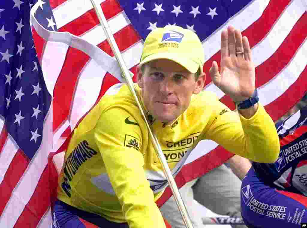 23. juli 2000: Armstrong osvaja drugi Tour de France, kao drugi Amerikanac kojemu je uspjelo ponoviti pobjedu nakon &scaron;to je Greg LeMond pobijedio 1989. and 1990. 