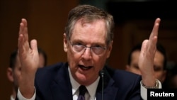 Perwakilan Perdagangan AS Robert Lighthizer bersaksi di hadapan Komite Keuangan Senat dalam rapat dengar pendapat mengenai agenda kebijakan perdagangan Presiden Donald Trump di Capitol Hill, Washington, 22 Maret 2018.