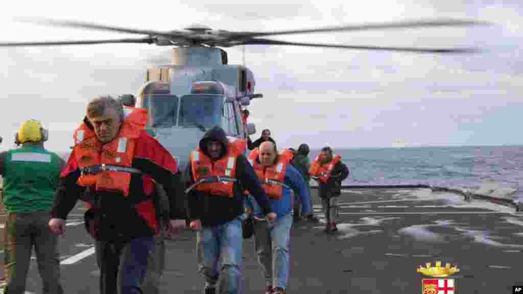 Sur cette image publiée les passagers et les membre de l&#39;éuipage évacués du ferry Norman Atlantique&nbsp;battant pavillon Italie qui a pris feu dans la mer Adriatique, le 29 décembre 2014.