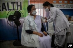 Seorang nakes India disuntik vaksin COVID-19 dosis ketiga di rumah sakit pemerintah di Gauhati, India, Senin, 10 Januari 2022.