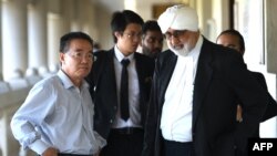 资料照片：朝鲜使馆官员与文哲明的律师抵达马来西亚的法庭，参加有关将文哲明引渡美国的听证。(2019年12月13日)