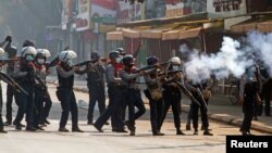 ဖေဖော်ဝါရီ ၂၈ ရက်နေ့က ရန်ကုန် ဆန္ဒပြသူများကို ရဲက အကြမ်းဖက် နှိမ်နင်းစဉ် 