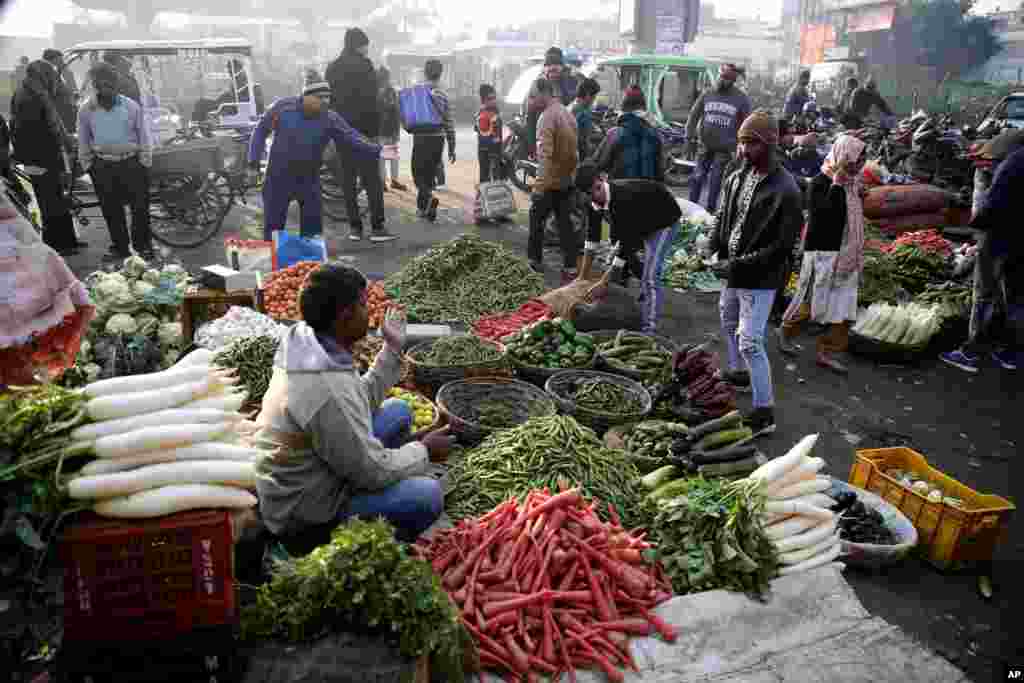 بازار سبزیجات شهر لکهنو در شمال هند. مردم از افزایش تورم و تاثیر آن بر غذا و سبزیجات شکایت دارند. تورم در هند به بیشترین در پنج سال اخیر رسیده است.