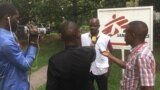 Jean Liyolongo de Médecins sans Frontières explique aux journalistes la stratégie de lutte contre le choléra menée en soutien au ministère de la santé, RDC, 9 janvier 2018. (Twitter/MSF)