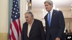 El presidente de Uruguay, José Mujica, y el secretario de Estado de EE.UU., John Kerry, durante la visita del mandatario sudamericano a Washington, EE.UU.