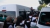 Agentes de inmigración mexicanos se acercan a vehículos de transporte público para sacar a algunos migrantes y hacerlos caminar por la carretera de Huehuetan a Huixtla, en el estado de Chiapas, México, el 19 de noviembre de 2021. 