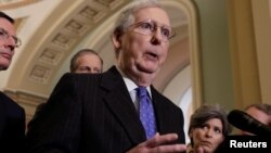 Pemimpin mayoritas Senat dari faksi Republik Mitch McConnell berbicara kepada media di Gedung Capitol.