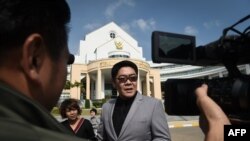 Kong Suriyamontol (tengah, berkacamata hitam), kuasa hukum warga Jepang Mitsutoki Shigeta, berbicara kepada media, setelah kliennya mendapat hak asuh atas anak-anaknya di pengadilan Bangkok, Bangkok, Thailand, 20 Februari 2018.