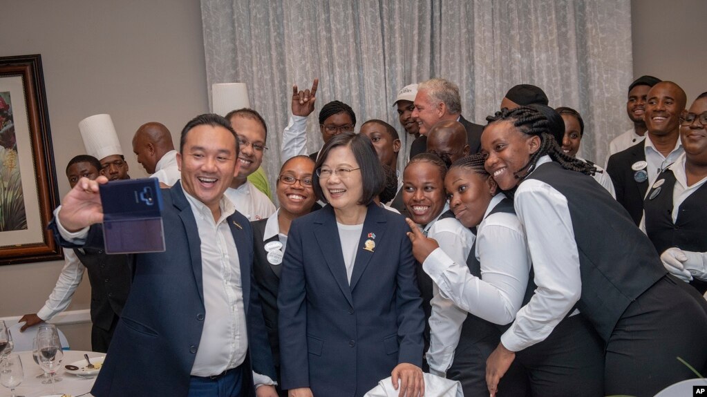 资料照片:台湾总统府发布图片显示总统蔡英文在圣卢西亚与民众一起拍照留念。(2019年7月18日)