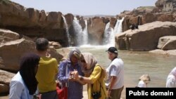 Para turis di sebuah tempat wisata di Iran.