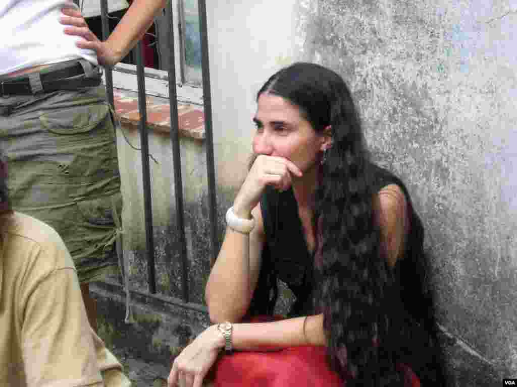 La bloggera cubana Yoani Sánchez escucha mientras los disidentes discuten sus experiencias mientras el papa visitaba la Habana, Cuba el 29 de marzo (VOA - J. Socolovsky)