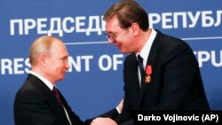 ARHIVA - Predsednik Rusije Vladimir Putin uručuje orden Aleksandra Nevskog predsedniku Srbije Aleksandru Vučiću, 17. januara 2019. u Beogradu