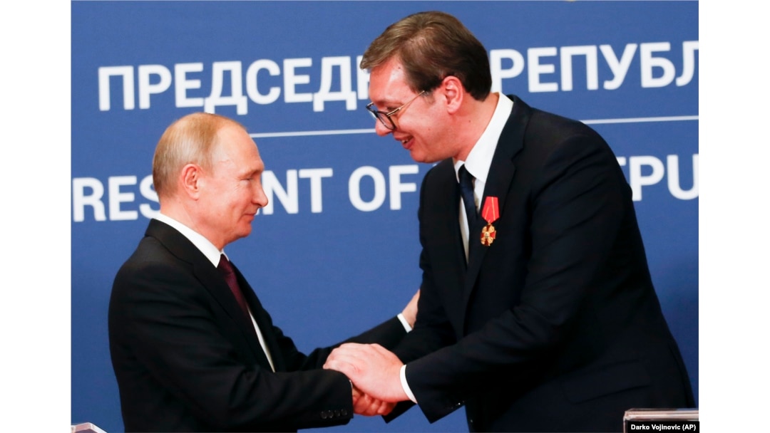 Arhiva - Predsednik Rusije Aleksandar Putin rukuje se sa srpskim kolegom Aleksandrom Vučićem, nakon što mu je dodelio orden Aleksanar Nevski, u Beogradu, 17. januara 2019.