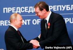 Arhiva - Predsednik Rusije Aleksandar Putin rukuje se sa srpskim kolegom Aleksandrom Vučićem, nakon što mu je dodelio orden Aleksanar Nevski, u Beogradu, 17. januara 2019.