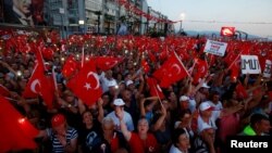 Pendukung kandidat presiden, Muharrem Ince, oposisi utama Partai Rakyat Republik , melambaikan bendera dalam pawai umum pemilu di Izmir, Turki, 21 Juni 2018.