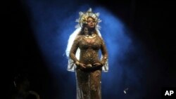 Beyonce akitumbuiza katika tamasha la Grammy