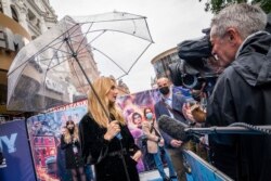 Jodie Comer diwawancarai setibanya di acara pemutaran perdana film 'Free Guy' di London, Senin, 09 Agustus 2021. (AP Photo/Scott Garfitt)