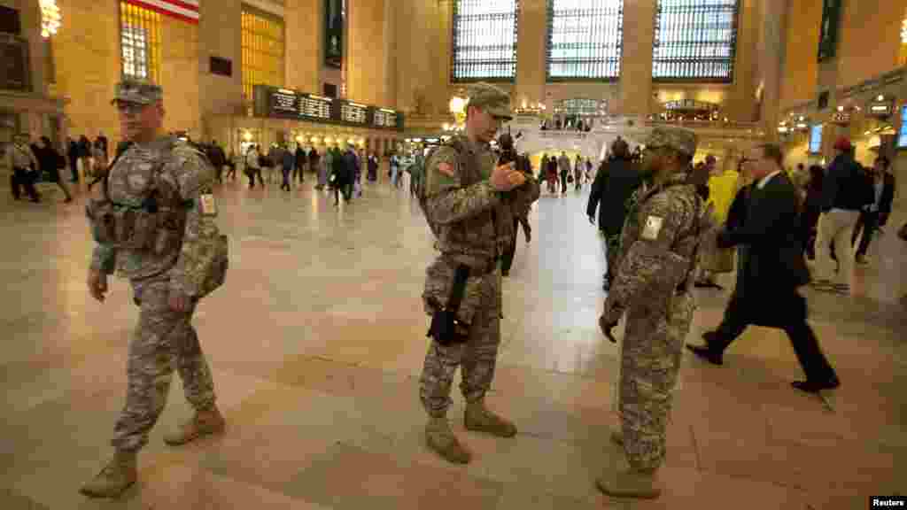 Askari wa ulinzi wa Marekani wakilinda doria katika kituo kikuu cha usarifi cha New York, Grand Central Terminal, mjini humo April 16, 2013.