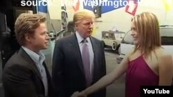 Imágen de video de YouTube de la grabación de la conversación entre Trump y Billy Bush (izquierda) en 2005 en la que el ahora presidente se jacta de sus proezas sexuales.